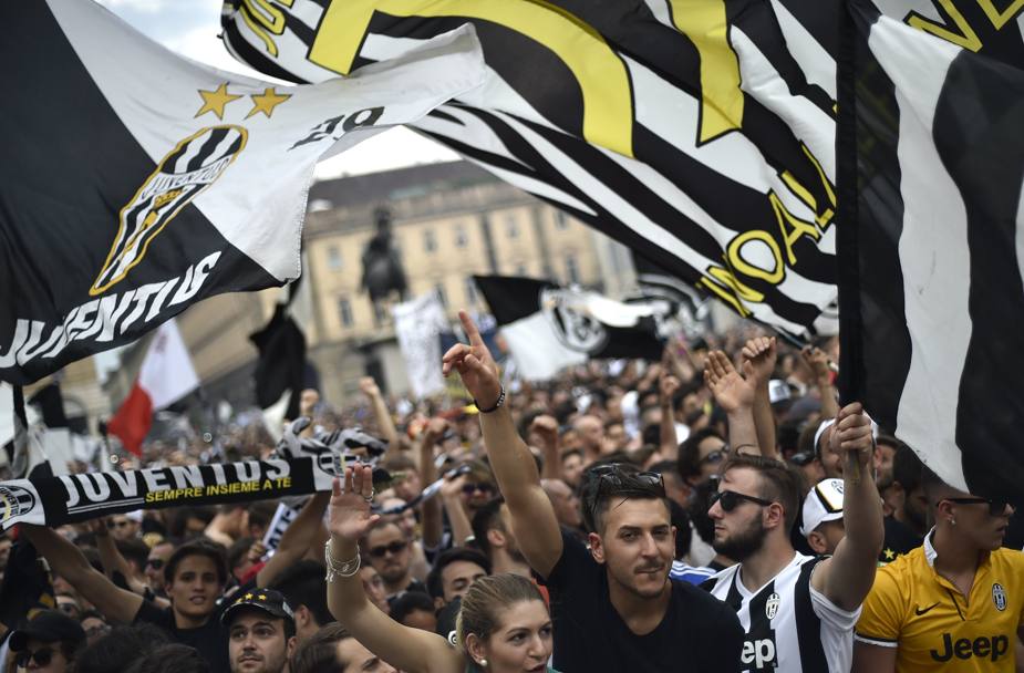 I coloratissimi tifosi della Juventus si preparano ad assistere alla partita in piazza San Carlo a Torino dove  stato allestito un maxi schermo (Reuters)